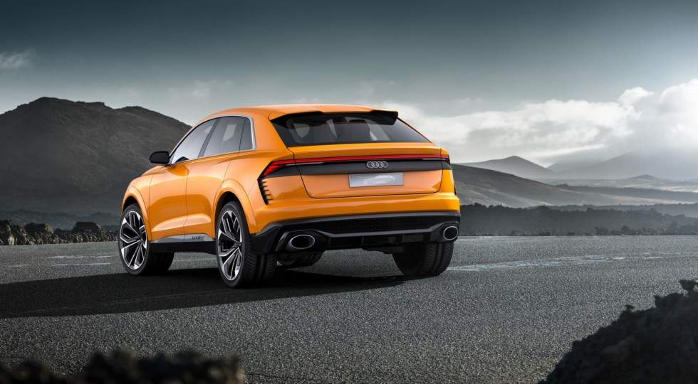 Audi Q8 желтый вид сзади